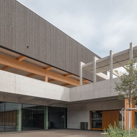 Gebr. Eisenring AG, 5-0287, Fassade, nord. Fichte, Fassadenlatten 21/118, sägeroh, Lignovit Lasur Terra 5341, Farbton 04/5 Darth Vader