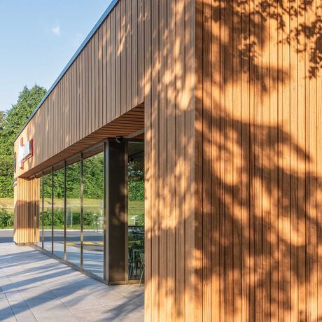 Gebr. Eisenring AG, 5-0323, Fassade, Sipo, Akustik 20/95 und 30/50, strukturfein, colorshield Aqualin UV-Natur