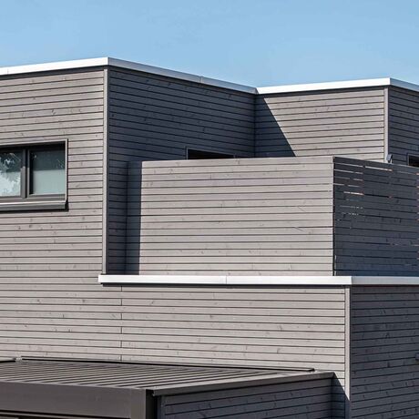 Gebr. Eisenring AG, 4-0179, Fassade, nord. Fichte, Rhomboid 20/72, strukturfein, colorshield vorvergraut Lavagrau