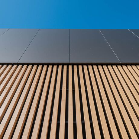 Gebr. Eisenring AG, 5-0293, Fassade, Weisstanne, Akustik 80/80, gehobelt, colorshield impralan Lasur T400, Farbton Sand