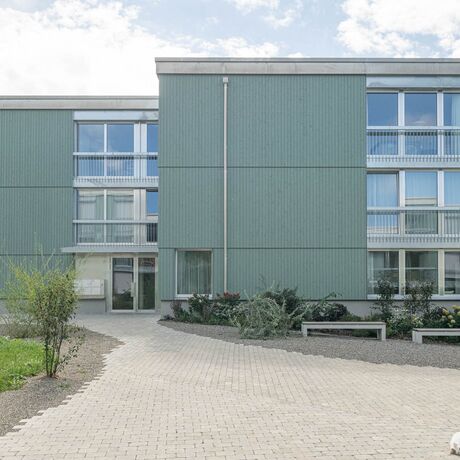 Gebr. Eisenring AG, 5-0318, Fassade, nord. Fichte, Sichtnut 21/110, sägeroh, Schlammfarbe Farbton NCS S 4010-G10Y Art. 649