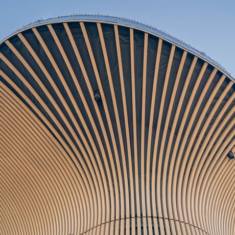 Gebr. Eisenring AG, 5-0293, Fassade, Weisstanne, Akustik 80/80, gehobelt, colorshield impralan Lasur T400, Farbton Sand