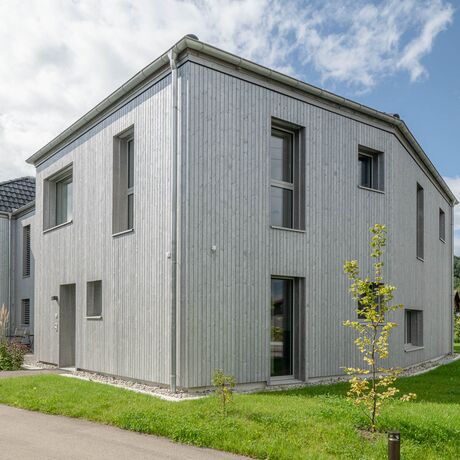 Gebr. Eisenring AG, 5-0373, Fassade, nord. Fichte, Sichtnut 21/85, sägeroh, vorvergraut Perlmutt 50