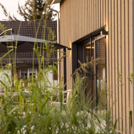 Gebr. Eisenring AG, 5-0143, Fassade, nord. Fichte, Schirmbretter 20/200 und Deckenleisten 20/140, strukturfein, Stahlgrau