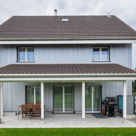Gebr. Eisenring AG, 5-0157, Fassade, nord. Fichte, Sichtnut 20/75, 20/100 und 20/125, geschliffen, colorshield vorvergraut perlmutt 30