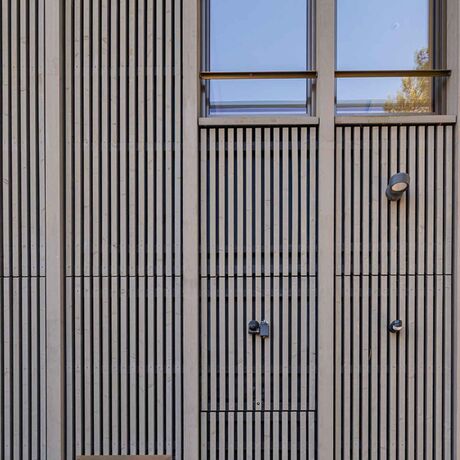 Gebr. Eisenring AG, 5-0176, Fassade, nord. Fichte, Latten 40/40, sägeroh, Titangrau