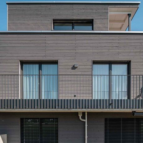 Gebr. Eisenring AG, 4-0179, Fassade, nord. Fichte, Rhomboid 20/72, strukturfein, colorshield vorvergraut Lavagrau