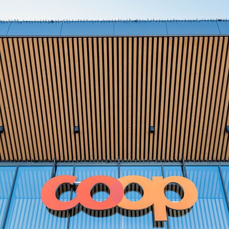 Gebr. Eisenring AG, 5-0293, Fassade, Weisstanne, Akustik 80/80, gehobelt, colorshield impralan Lasur T400, Farbton Sand