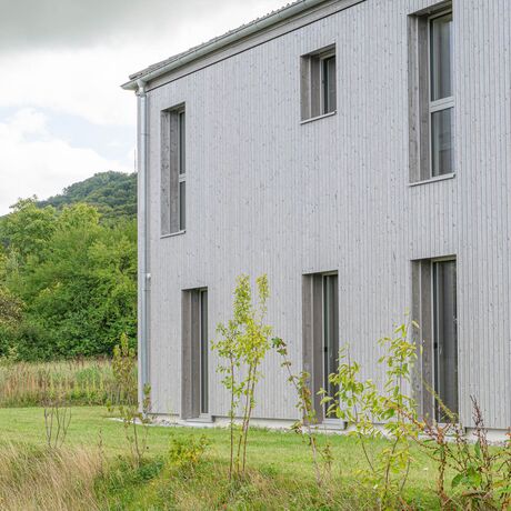 Gebr. Eisenring AG, 5-0373, Fassade, nord. Fichte, Sichtnut 21/85, sägeroh, vorvergraut Perlmutt 50