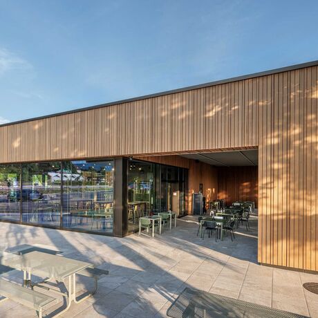 Gebr. Eisenring AG, 5-0323, Fassade, Sipo, Akustik 20/95 und 30/50, strukturfein, colorshield Aqualin UV-Natur