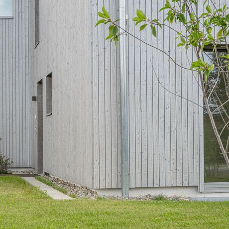 Gebr. Eisenring AG, 5-0373, Fassade, nord. Fichte, Sichtnut 21/85, sägeroh, vorvergraut Perlmutt 50