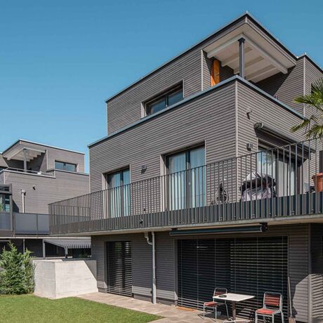 Gebr. Eisenring AG, 4-0179, Fassade, nord. Fichte, Rhomboid 20/72, strukturfein, colorshield vorvergraut Lavagrau