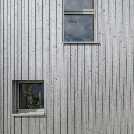 Gebr. Eisenring AG, 5-0373, Fassade, nord. Fichte, Sichtnut 21/85, sägeroh, vorvergraut Perlmutt 50