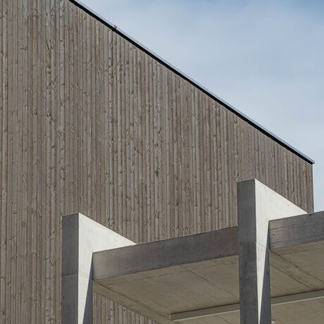 Gebr. Eisenring AG, 5-0287, Fassade, nord. Fichte, Fassadenlatten 21/118, sägeroh, Lignovit Lasur Terra 5341, Farbton 04/5 Darth Vader