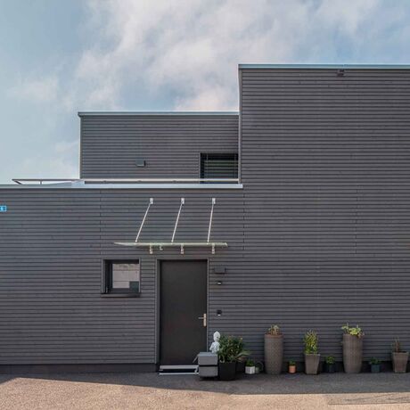 Gebr. Eisenring AG, 4-0179, Fassade, nord. Fichte, Rhomboid 20/72, strukturfein, colorshield vorvergraut Lavagrau