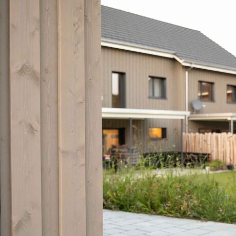 Gebr. Eisenring AG, 5-0143, Fassade, nord. Fichte, Schirmbretter 20/200 und Deckenleisten 20/140, strukturfein, Stahlgrau