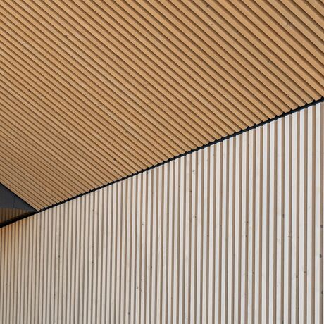 Gebr. Eisenring AG, 5-0293, Fassade, Weisstanne, Akustik 80/80, gehobelt, colorshield impralan Lasur T400, Farbton Sand