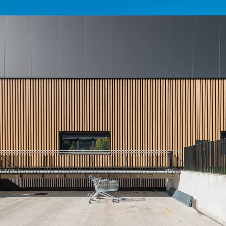 Gebr. Eisenring AG, 5-0293, Fassade, Weisstanne, Akustik 80/80, gehobelt, colorshield impralan Lasur T400, Farbton Sand